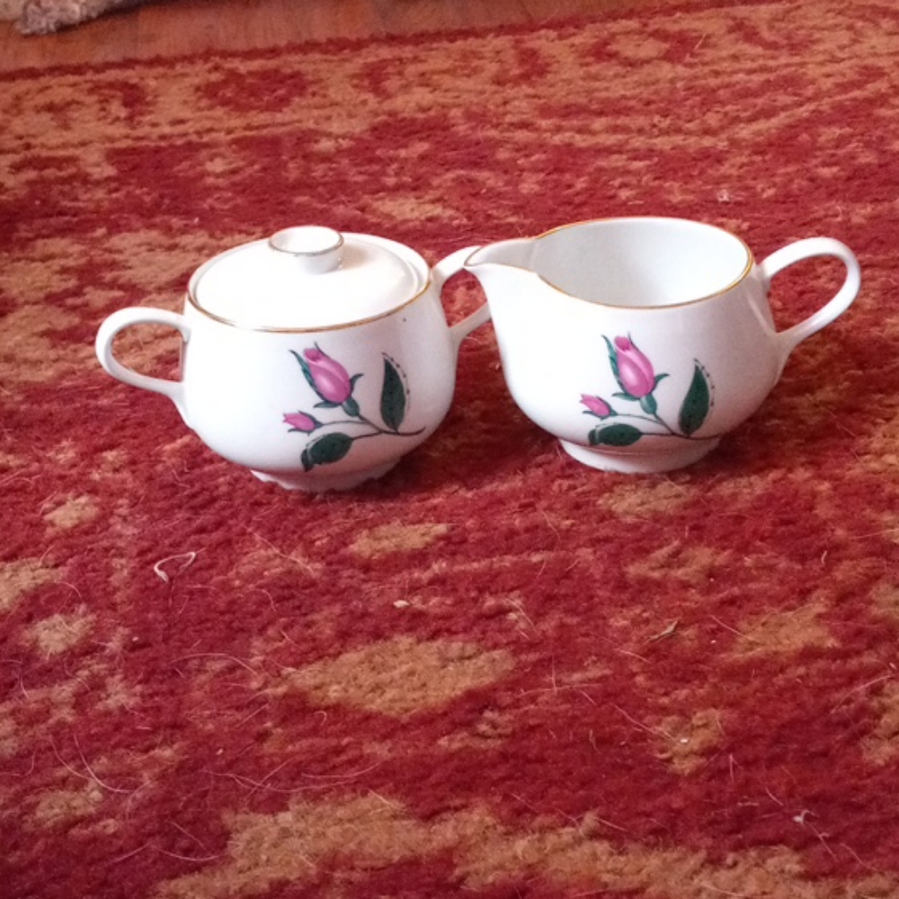Easterling sugar and creamer.
